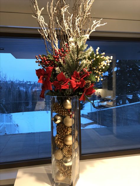 Christmas Flower Vase Arrangements, Large Vase Christmas Arrangements, Christmas Decor Vase Ideas, Tall Vase Christmas Decor, Christmas Tall Vase Decorations, Tall Vase Christmas Arrangements, Vase Decorating Ideas For Christmas, Tall Christmas Vase Arrangement, Christmas Cylinder Vase Decorating Ideas