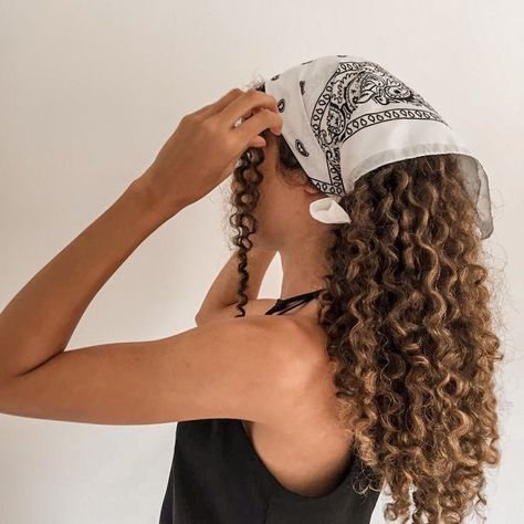 Maia Roberts Aesthetic, Curly Hair Bandana, Granger Aesthetic, Hermione Granger Aesthetic, Hair Bandana, Curly Hair Beauty, Highlights Curly Hair, Curly Hair Photos, Cute Curly Hairstyles