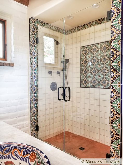 Mexican Houses Interior, Hacienda Style Bathroom, Mexican Bathroom Ideas, Hacienda Bathroom, Spanish Style Bathrooms Mexico, Mexican Style Bathroom, Mexican Tile Bathroom, Spanish Style Bathrooms, Mexican Bathroom