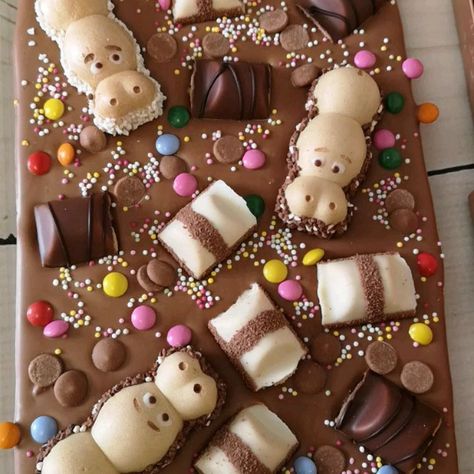 Pretty Snacks, Bueno Chocolate, Cozy Baking, Chocolate Lollies, Homemade Chocolate Bars, Chocolate Slabs, Pastel Cupcakes, Chocolate Buttons, Custom Chocolate