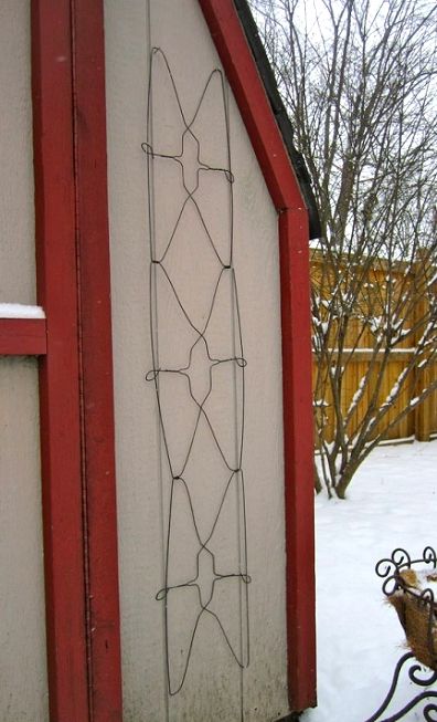 Neat idea for a garden trellis from Dysfunctional Designs: this one is created from six wire hangers. Check out her how-to! Hanger Trellis, Wire Hanger Crafts, Upcycled Garden, Arbors Trellis, Hanger Crafts, Garden Diary, Upcycle Garden, Diy Trellis, Unique Gardens