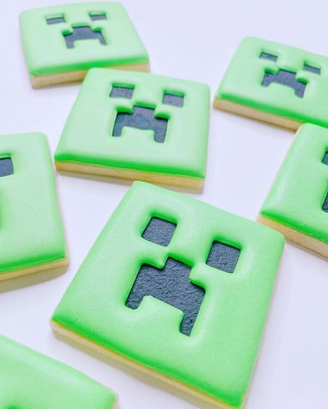 Minecraft Cookies Royal Icing, Minecraft Cookies Decorated, Creeper Cookies, Gaming Cookies, Birthday At School, Computer Cookies, Minecraft Cookies, Minecraft Birthday Cake, Easy Minecraft Cake