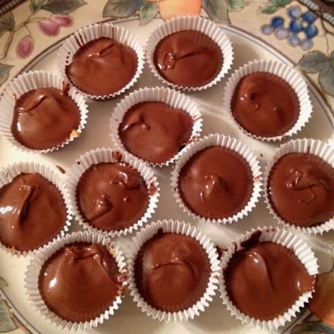 Chocolate peanut butter cups...homemade! Peanut Butter Cups Homemade, Homemade Reeses Cups, Reese’s Peanut Butter Cup Filling, Healthy Reese’s Peanut Butter Cups, Justin’s Peanut Butter Cups, Homemade Reese’s Peanut Butter Cups, Reese’s Peanut Butter Cup Cupcakes, Chocolate Peanut Butter Smoothie, Homemade Peanut Butter Cups