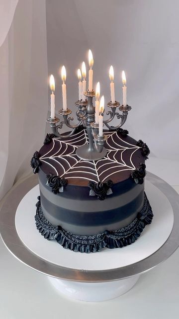 Black Wednesday Cake, Wednesday Addams Cakes Ideas, Easy Wednesday Addams Cake, Wednesday Inspired Cake, The Addams Family Cake, Wednesday Adams Cake Design, Adams Family Cake Ideas, Wednesday Addams Bday Cake, Diy Wednesday Addams Cake