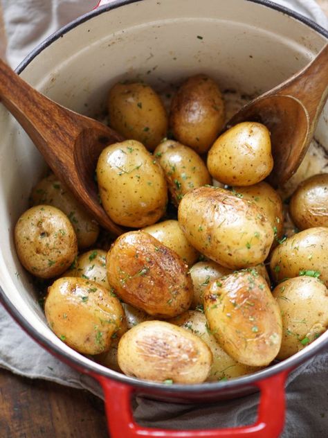 Dutch Oven Vegan Recipes, Things To Make In A Dutch Oven, Vegan Dutch Oven Recipes, Vegan Dutch Oven, Dutch Oven Dinners, Dutch Potatoes, Dutch Oven Potatoes, Oven Potatoes, Le Crueset