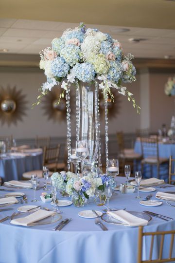 Flower Arrangements Quinceanera, Powder Blue Quinceanera, Cinderella Quinceanera Table Decorations, Baby Blue Centerpieces Quinceanera, Blue Centerpieces Quinceanera, Center Piece For Quinceañera, Ice Blue Wedding Theme, Light Blue Quinceanera Theme, Centerpieces For Quinceanera