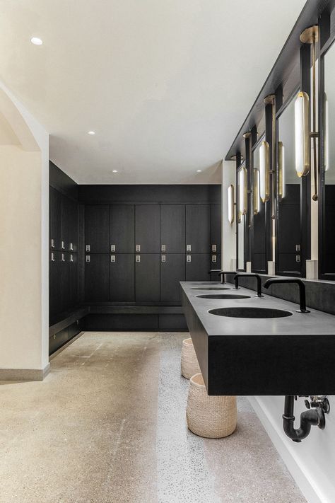 Modern Changing Room, Gym Restroom, Fitness Club Design, Gym Architecture, Gym Bathroom, Industrial Office Design, Restroom Design, Gym Lockers, Wellness Club