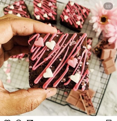 Brownie With Chocolate Chips, Brownies Decoration Ideas Simple, Bakery Valentines Ideas, Brownie Valentine, Brownie Decorating Ideas, Brownies Decoration, Pink Brownies, Brownie Design, Decorate Brownies