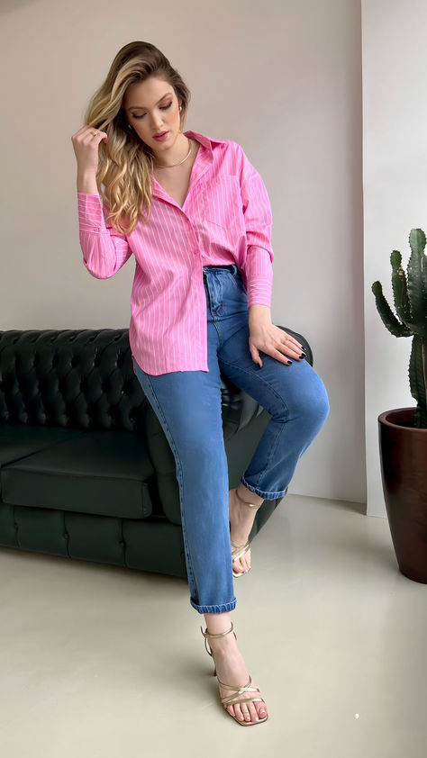 Chic e comfy, nossa camisa está um arraso! camisa rosa | camisa de listras | camisa listrada | camisa com jeans. #camisarosadelistras Outfit Camisa Rosa, Amalfi, Ootd, Polyvore