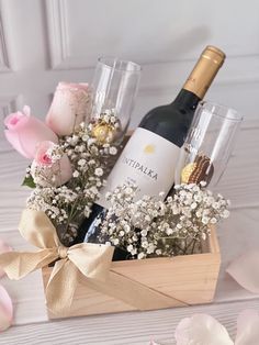 Gift Basket Ideas For Wedding, Wine And Flowers Gift Boxes, Wine Present Ideas, Diy Wedding Gift Basket, Wine Gift Box Ideas, Wine Box Gift, Wine Gift Wrapping, Wine Presents, Entertaining Gifts