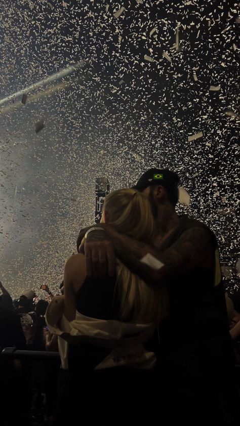 Rave Couple Aesthetic, Couple In Concert, Couple Party Aesthetic, Concert With Boyfriend, Summer Love Couples, Rave Couple, Aesthetic Festival, Aesthetic Relationship, Coldplay Concert