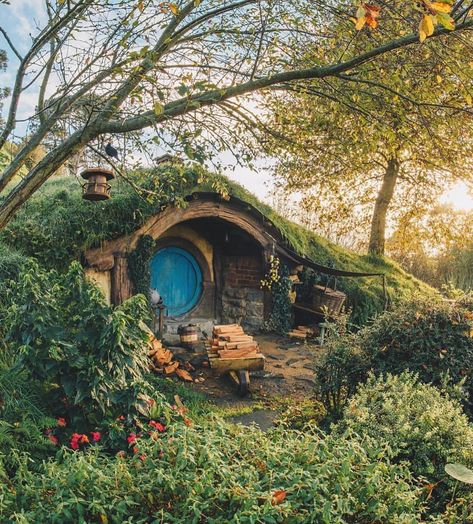 This place is magic, no doubt about that 😍 I never been there but I would love to plan a trip to this epic spot... if you, like me, never explore this place, swipe left and check @shaun_jeffers’s... Casa Do Hobbit, Casa Hobbit, Hobbit Hole, Hobbit House, Cottage Core Aesthetic, Cute House, Arte Fantasy, Fairy Houses, Nature Aesthetic