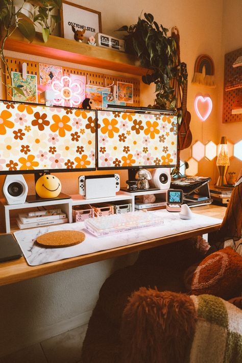 Cozy gamer desk setup Orange Desk Aesthetic, Gaming Setup Yellow, Orange Desk Setup, Colorful Gaming Setup, Orange Pc Setup, Colorful Desk Setup, Orange Gaming Setup, Retro Desk Setup, Desktop Setup Aesthetic