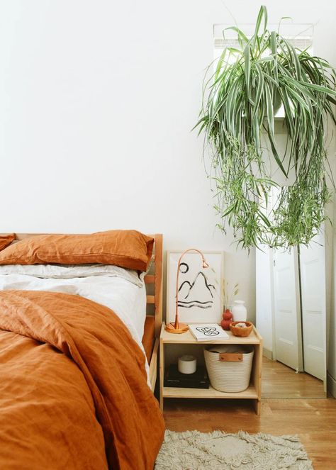 80s Modern Home Decor, Interior Design Bedroom Small, Modern Farmhouse Bedroom, Linen Bed, Bedroom Orange, Cama Queen, Big Windows, Doll Ideas, Bedroom Green