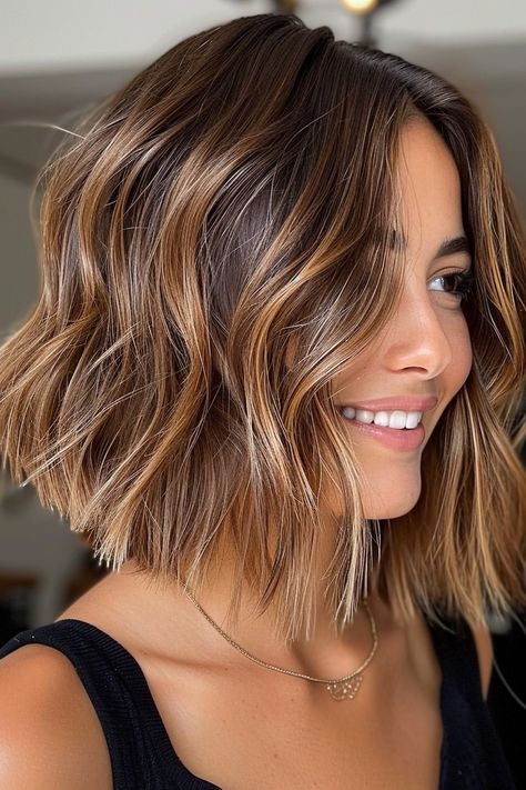 Brown Bob Caramel Highlights, Brown Bob Hair With Highlights, Golden Beige Brown Hair, Fall Hair Colors 2024 Short Hair, Brown Bayalage 2024, Balayage For Medium Brown Hair, Brown Hair With Highlights Bob, Long Bob Highlights, Bob Hair Balayage