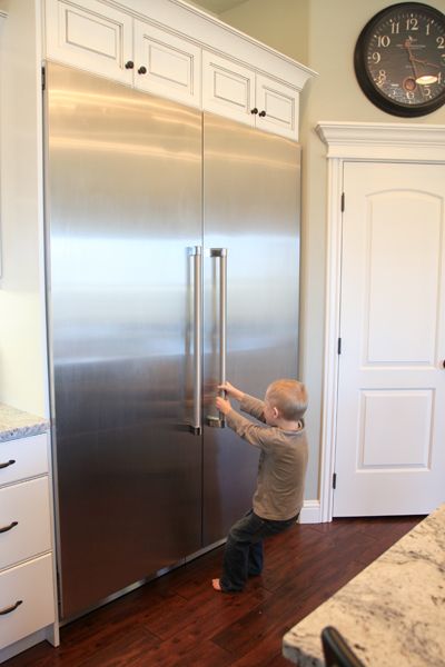 Really Big Fridge - love this kitchen, but really, really love the fridge, freezer combo! Double Fridge, Big Fridge, Large Refrigerator, Large Fridge, Kitchen Tour, Outdoor Kitchen Appliances, Kitchen Fridges, Building A New Home, Outdoor Kitchen Design