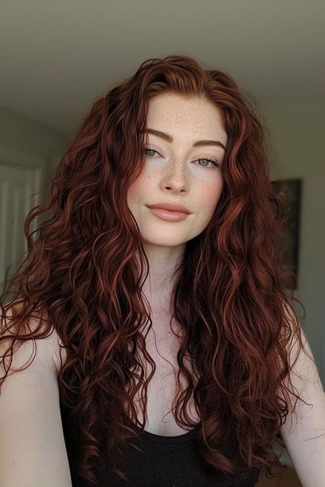 Auburn Hair On Cool Skin, Curly Hair Red Highlights, Dark Ginger Hair, Zicxa Photos, Κούρεμα Bob, Highlights Curly, Boho Waves, Canadian Women, Red Hair Inspo