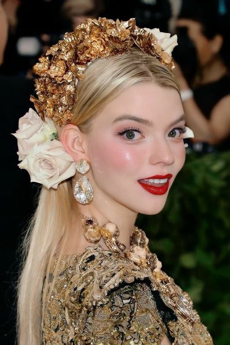 she looks ethereal here Anya Taylor Joy Met Gala, Anya Taylor Joy Makeup, Witch Girlfriend, Joy Pictures, Gala Photos, Anna Taylor Joy, Anya Icon, Anya Joy, Anna Taylor