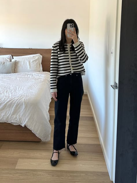 Ootd Flat Shoes, Beige Ballet Flats Outfit, Balerina Shoes, Korean Street Fashion Women, Stripe Cardigan Outfit, Hongkong Fashion, Korean Winter Outfits, Smart Casual Women, Chanel Flats