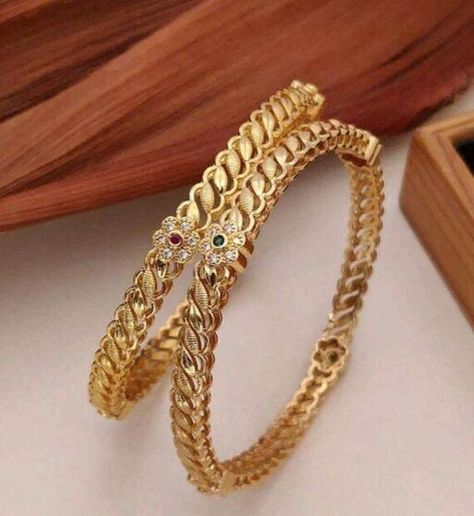 Indian Bangles Gold Design, Indian Bride Jewellery, Bangles Jewelry Designs Gold, Indian Wedding Bangles, Indian Gold Bangles, Indian Brides Jewelry, Gift For Partner, Gold Bangles Indian, Jewel Design