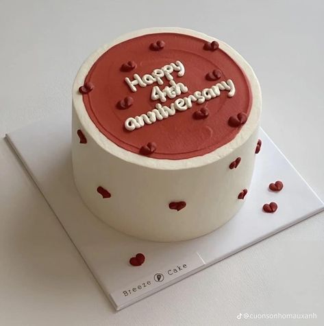 Happy Anniversary Mini Cake, Happy Anniversary Cakes Ideas, Anniversary Cake Designs Aesthetic, Bánh Kem Happy Anniversary, 10th Anniversary Cake Ideas, Anniversary Bento Cake Design Ideas, Mini Cake For Anniversary, Cute Anniversary Cake Ideas Simple, Anniversary Simple Cake