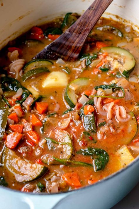 A hearty AIP/Paleo Minestrone soup without tomatoes or legumes. It's packed with veggies, spiced ground meat and gluten free pasta. Aip Vegetable Soup, Aip Elimination Phase Recipes, Aip Freezer Meals, Crockpot Paleo Recipes, Healing Meals, Aip Lunch, Grain Free Pasta, Aip Vegan, Aip Recipe