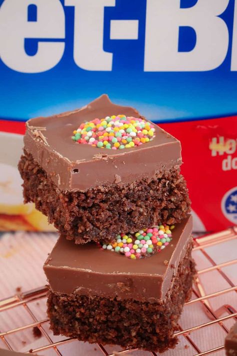 Chocolate Weetbix Slice, Weetbix Slice, Lunchbox Recipes, Box Recipes, Chocolate Slice, Lunchbox Treats, Lunch Box Snacks, Australian Food, Delectable Desserts