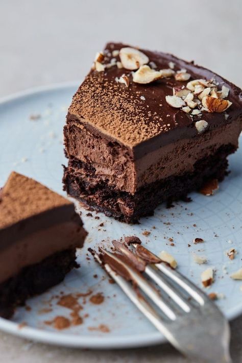 This chocolate brownie mousse cake is made up of three delicious layers and they all include chocolate! Brownie Mousse Cake, Vegan Chocolate Mousse Cake, Chocolate Mousse Tart, Brownie Cake Recipe, Cake Aux Olives, Chocolate Brownie Cake, Brownies Cake, Mousse Cakes, Flourless Cake