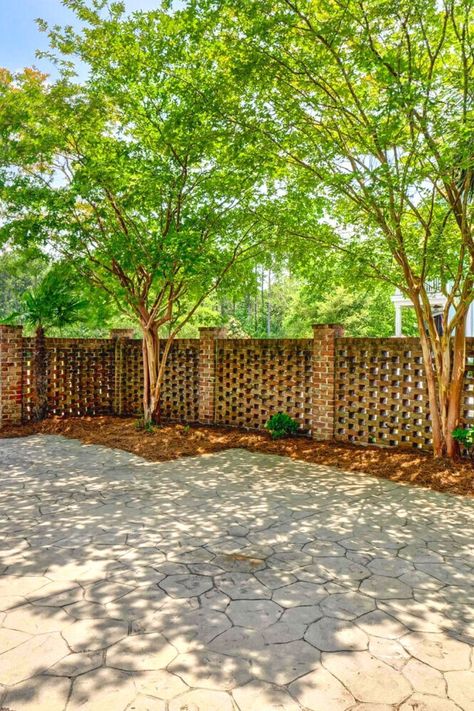 Privacy Brick Wall Ideas, Wall Brick Design Outdoor, Fence Around Patio, Brick Fence Ideas Front Yard, Masonry Fence, Brick Fence Ideas, Ranch Style Fence, Charleston Style Home, Brick Fences