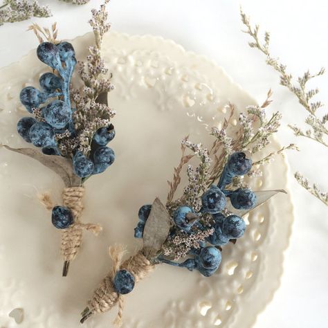 Dried Floral Wedding, Eucalyptus Boutonniere, Blueberry Wedding, Flowers At Wedding, Dried Flower Boutonniere, Boutonniere Wedding Rustic, Corsage Ideas, Wedding Lapel, Lapel Pins Wedding