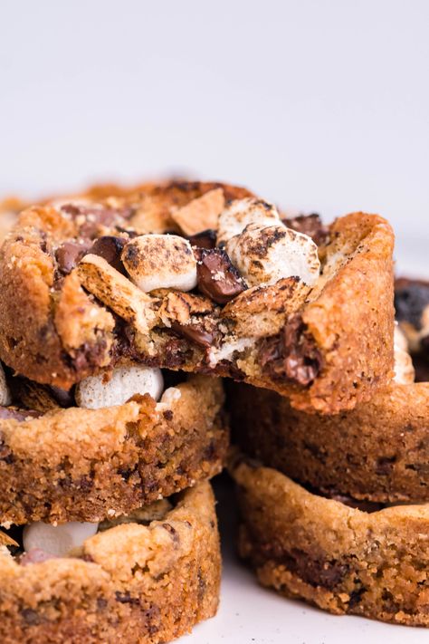 Deep Dish S'mores Cookies - My Incredible Recipes Deep Dish Smores Cookies, Giant Gourmet Cookies, Smores Stuffed Cookies, Deep Dish Cookies Recipe, Fat Cookie Recipes, Deep Dish Cookie Recipe, Giant Stuffed Cookie Recipes, Deep Dish Cookies, Stuffed Cookies Recipes