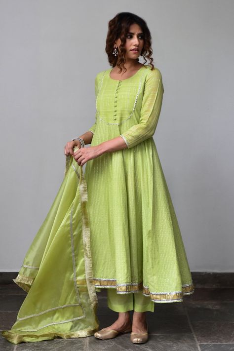 Simple Kurtis, डिजाइनर कपड़े, Green Anarkali, Different Types Of Dresses, Silk Kurti Designs, Cotton Anarkali, Embroidered Anarkali, Anarkali Dress Pattern, Silk Kurti