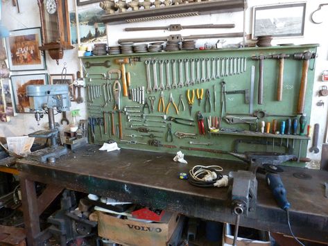 Organisation, Workshop Workbench, Mechanic Shop Decor, Welding Workshop, Workshop Bench, Garage Workbench Plans, Garage Systems, Garage Organization Tips, Motorcycle Workshop