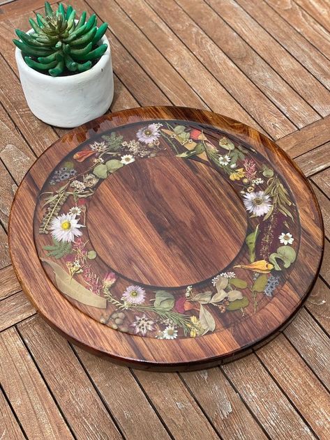 Diy Wood Lazy Susan, Wood Resin Crafts, Wooden Resin Art, Lazy Susan On Table, Epoxy Resin Wood Projects, Lazy Susan Ideas, Resin Flower Art, Lazy Susan Decor, Resin Art On Wood