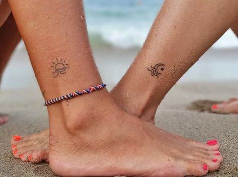 Tattoo Sonne, Small Sister Tattoos, Ankle Tat, Wrist Tattoo Ideas, Bff Tattoos, Friendship Tattoos, Discreet Tattoos, Dainty Tattoos, Wrist Tattoo