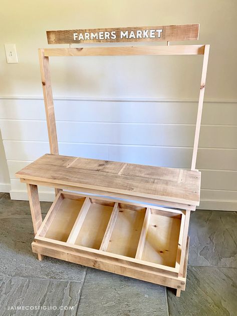 Mini Farmers Market Stand, Farmers Market Stand Diy, Farmers Market Play, Wooden Farmers Market Stand, Pallet Vegetable Stand, Diy Veggie Stand, Kids Farmers Market Ideas, Diy Kids Market Stand, Farmers Market Centerpiece