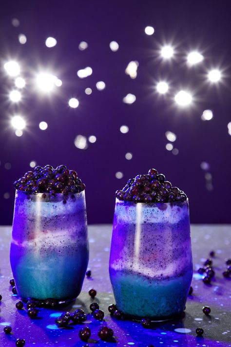 Fun DIY space-themed smoothie recipe | More recipes on www.blog.HelloFresh.com Homeschool Recipes, Galaxy Cocktail, Space Party Food, Creative Galaxy, Galaxy Desserts, Euphoria Party, Smoothies Healthy, Gaming Party, Galaxy Party