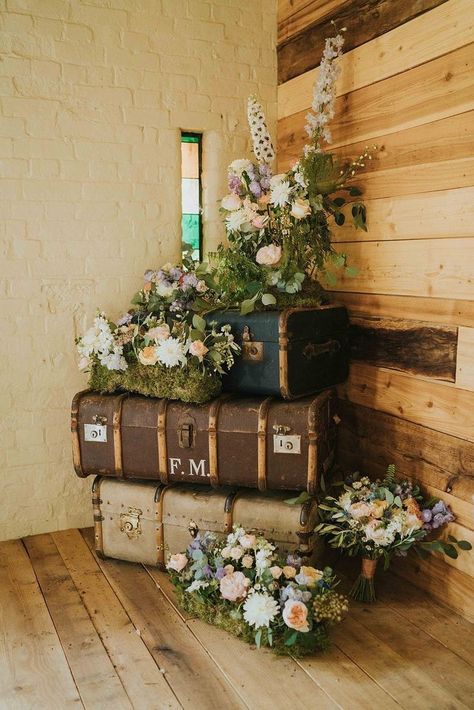 Wedding Signs Seating, Vintage Suitcase Decor, Vintage Suitcase Wedding, Wedding Flowers Decor, Vintage Travel Wedding, Handfasting Ceremony, Suitcase Decor, Unique Wedding Decor, Vintage Suitcases