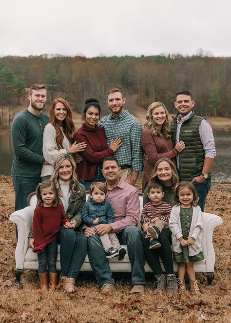 Family Pictures With Large Family, Fall Photoshoot Large Family, Big Family Christmas Pictures Outfits, Large Family Fall Photoshoot Outfits, Large Family Photo Shoot Ideas Christmas, Large Group Christmas Photos, Extended Family Pictures Christmas, Large Family Photo Shoot Ideas Colors Fall, Big Family Winter Photoshoot