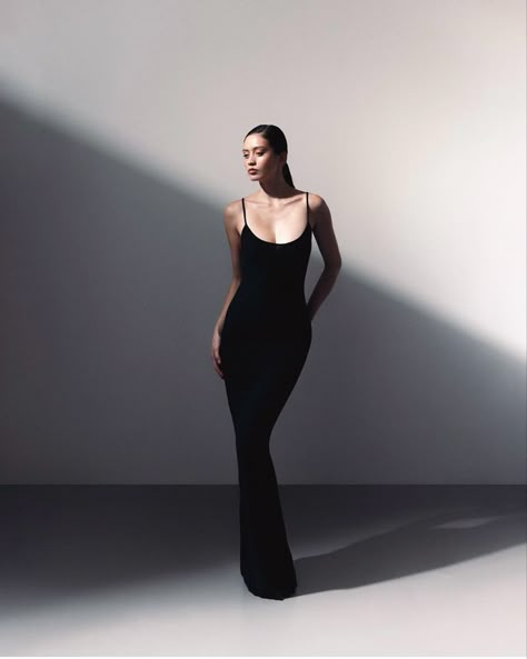 Long Dress Fashion Photography, Black Dress Fashion Photography, Elegant Dresses Photoshoot, Commercial Poses Women, Glam Photoshoot Poses, Size 6 Body Image Shape, Model Dress Poses, Evening Gown Poses Photography, Poses For A Dress