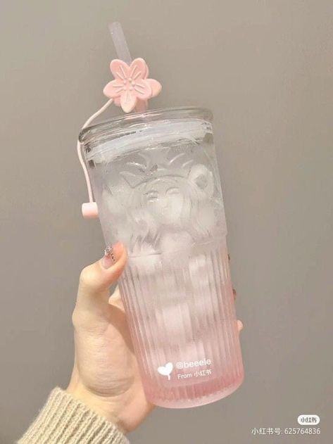 Kawaii Cups, Trendy Water Bottles, Cute Coffee Cups, Cute Water Bottles, Pretty Mugs, Pretty Drinks, Cute Stationary, Pink Girly Things, Cute Kitchen