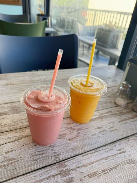 Tropical Smoothie Aesthetic, Smoothie Pics, Beach Smoothie, Smoothie Photo, H2o Aesthetic, Smoothie Aesthetic, Life Core, Smoothie Shop, Beach Food