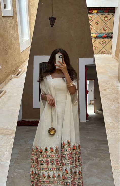 Eid Suits, Eid Outfit Ideas, Abaya Design, Funky Dresses, Classy Dresses, Eid Outfits, Womens Trendy Dresses, Classy Prom Dresses, Muslim Women Fashion