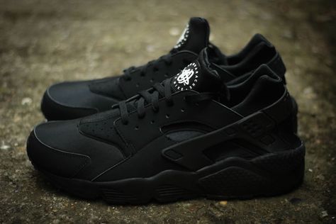 Nike Huarache triple black Nike Huraches, Huarache Nike, Nike Shoes Huarache, Huraches Nike, Black Huarache, Air Force One, Mens Nike Shoes, Free Shoes, Nike Air Huarache