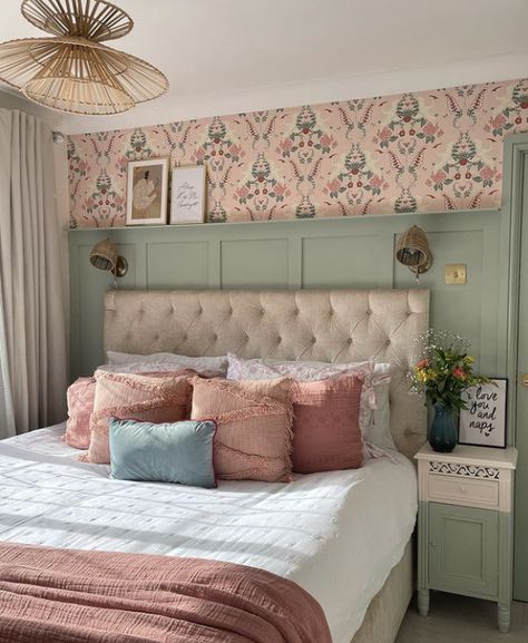 Peach And Green Bedroom Ideas, Scandi Cottage Bedroom, Green Floral Bedroom Ideas, Floral Master Bedrooms Decor, Sage And Rose Bedroom, Green Peach Bedroom, Sage Girls Bedroom, Girls Bedroom Panelling, Wallpaper And Panelling Bedroom