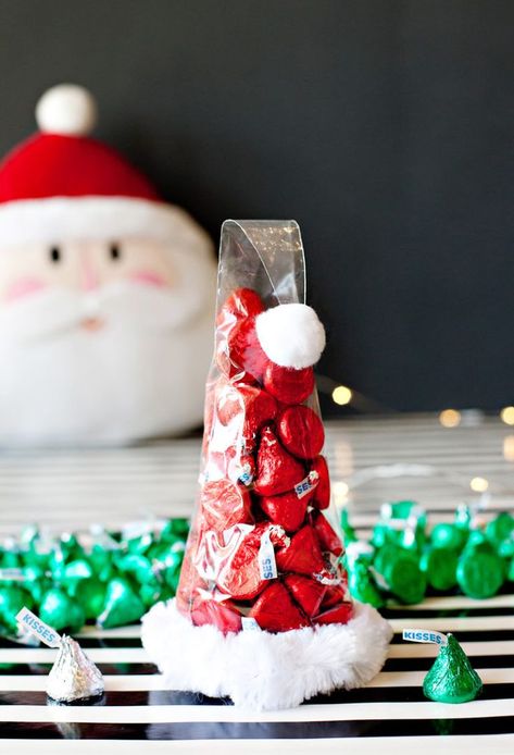 Christmas Candy Crafts, Chocolate Santa, Christmas Candy Gifts, For Christmas, Christmas Idea, Christmas Gifts For Coworkers, Candy Crafts, Diy Holiday Gifts, Christmas Favors