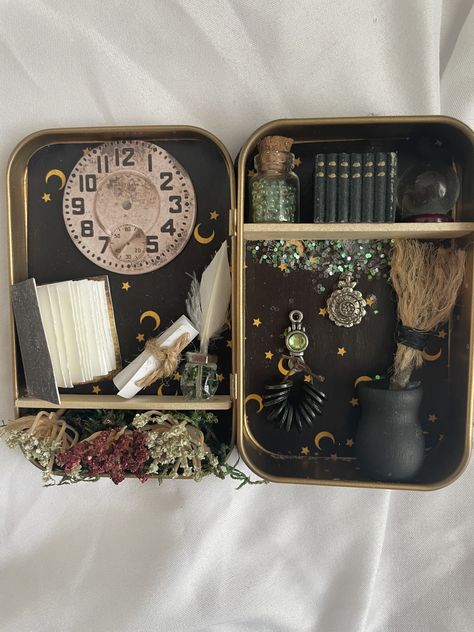 Mint Tin Altar, Witchy Altoid Tin, Altoid Can Ideas, Altoid Tin Bookshelf, Altoid Tin Altar, Mint Container Crafts, Mint Box Crafts, Metal Box Aesthetic, Altoids Altar