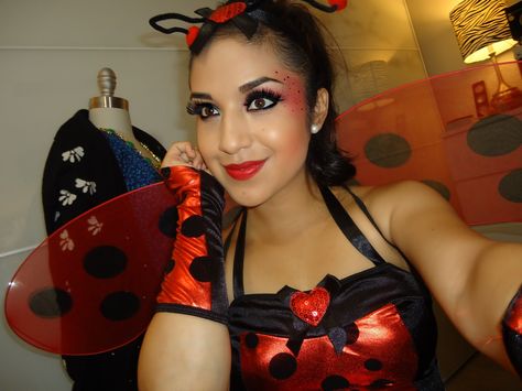 Ladybug makeup Lady Bug Makeup, Ladybug Face Paint, Candy Fashion, Dulce Candy, Ladybug Costume, Halloween Makeup Diy, Halloween Tutorial, Diy Kostüm, Cute Halloween Costumes