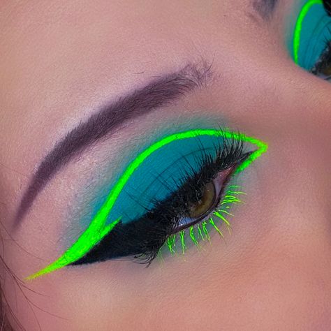 Fun Green Makeup Looks, Neon Green Rave Makeup, Neon Eye Makeup Looks, Neon Goth Makeup, Uv Eyeliner Looks, Neon Blue Makeup, Neon Liner Makeup, Neon Makeup Ideas Eye, Blue And Green Makeup Looks