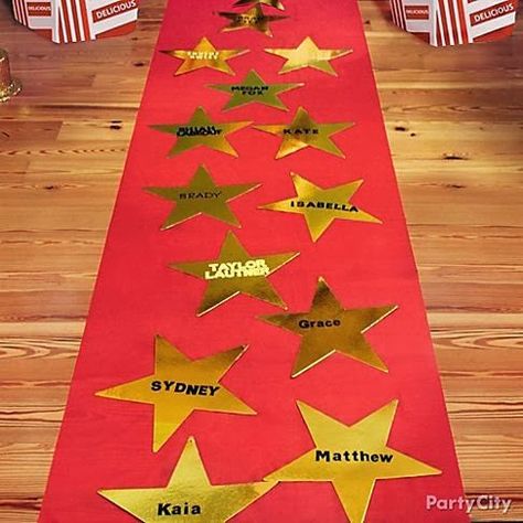 Oscar night party ideas: red carpet and walk of fame Deco Theme Cinema, Fame Ideas, Deco Cinema, Hollywood Birthday Parties, Red Carpet Theme, Hollywood Birthday, Hollywood Party Theme, Star Birthday Party, Red Carpet Party